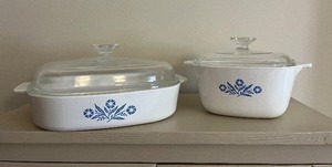 lot 68 image: CorningWare Cornflower Blue 1.75 Qt Oval Covered Casserole Set of 2