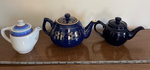 lot 73 image: Set of 3 Teapots