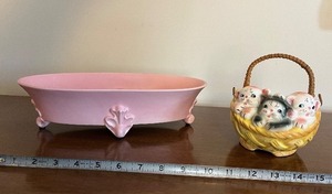 lot 81 image: Royal Haeger RG-60 Pink Footed Bowl (USA) & Cat Basket Ceramic Figurine