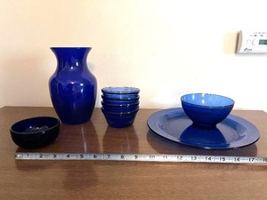 lot 84 image: Cobalt Blue Glass Vase with Stacked Bowls & Charger Plate Set