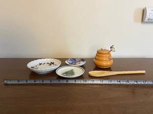lot 111 image: Christmas Eve Porcelain Dinnerware Set - 3 Plates, Honey Pot & Wooden Spoon