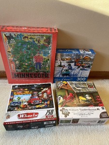 lot 128 image: Jigsaw Puzzle Set