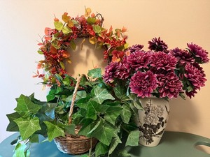 lot 137 image: Floral Arrangements - Wreath, Ivy Basket & Purple Chrysanthemum Vase