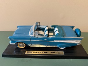 lot 140 image: Chevrolet Bel Air 1957 Die-Cast Model Car - Blue Convertible