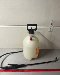 lot 222 image: HDX Deck Sprayer - Hand-Pumped Sprayer With Trigger Wand