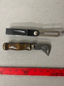 lot 232 image: Vintage Leatherworking Tools Hook Knife & Strap Cutter Set