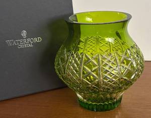 lot 84R image: BR1 - Waterford Liz Green Cachepot Vase