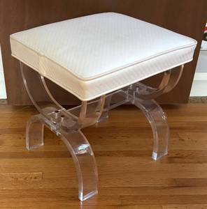 lot 126R image: BR1 - Vintage Lucite Stool with White Cushioned Seat and Clear Acrylic Curved Base