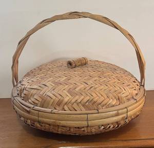 lot 238R image: BR1 - Large Vintage Handwoven Wicker Basket with Lid