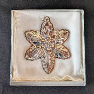 lot 254 image: DC1 - Lunt 2004 Happy Holidays Sterling Silver Star Ornament