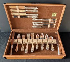 lot 322 image: MB - Vintage Lunt Mount Vernon Sterling Silver Flatware Set - 70-Piece in Wood Case