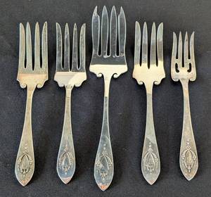 lot 325 image: MB - Five Vintage Lunt Mount Vernon Sterling Silver Serving Forks