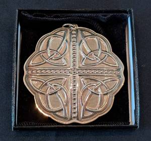 lot 216 image: DC1- Towle 2012 Sterling Silver Ornament - Diameter Celtic Knot Design