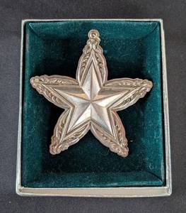 lot 251 image: DC1 - Lunt Sterling Happy Holidays 1995 Star Ornament