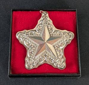 lot 252 image: DC1 - Towle Sterling Star Ornament 1997