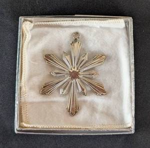 lot 253 image: DC1 - Lunt Sterling Snowflake Ornament 2004