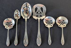 lot 327 image: MB - Vintage Lunt Mount Vernon Sterling Silver Pierced Serving Utensils
