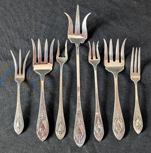 lot 330 image: MB - Variety of Seven Vintage Lunt Mount Vernon Sterling Silver Serving Forks