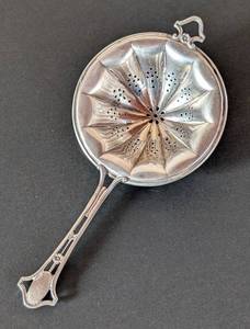 lot 337 image: MB - Vintage Sterling Silver Tea Strainer