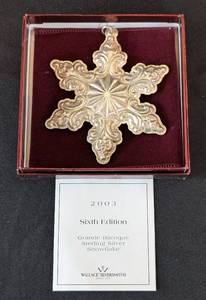 lot 391 image: DC1- Wallace Silversmiths Grande Baroque Sterling Silver Snowflake Ornament - 2003 Sixth Edition