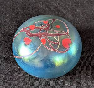lot 521 image: MB - Lundberg Handblown Art Glass Paperweight - Blue Iridescent Heart Motif