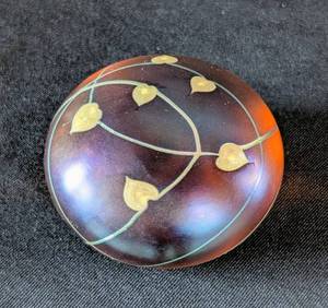 lot 575 image: HW - Signed Art Glass Paperweight, Vine & Heart Motif