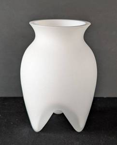 lot 583 image: HW - Vintage Rosenthal Denmark Tooth Vase - Frosted Glass