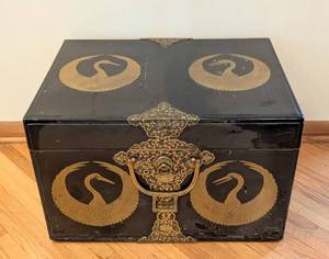 lot 595 image: MB - Vintage Asian Lacquer Box - Gold Crane Motifs