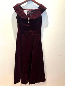lot 307C image: Hall - Vintage Jessica McClintock Bridal Velvet Gown - Burgundy, Size 1314, Jeweled Brooch