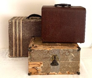 lot 309C image: BR1 - AMC Vintage Hard-Side Suitcase Set - 3-Piece with Pink Lining