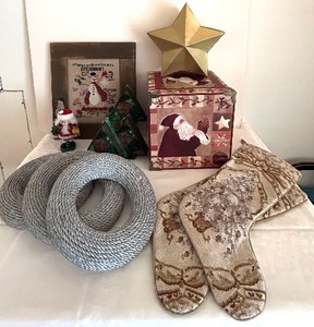 lot 315C image: O - Variety of Christmas Decorations