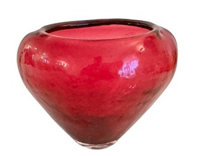 lot 543C image: BR1 -Art Glass Heart Shaped Red Vase