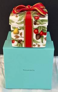 lot 68H image: LR - TIFFANY & CO. Tiffany Holiday Porcelain Trinket Box
