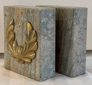 lot 148 image: Marble Book Ends - Pair with Gold Laurel Crest (6 12 x 5 in)