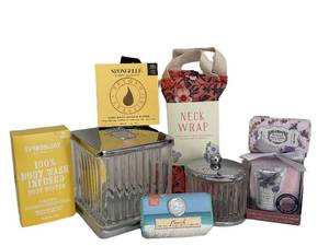 lot 108D image: Spongell Buffers & Panier des Sens Bath Gift Set with Neck Wrap