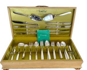 lot 125D image: Community Plate South Seas Flatware Set - Service for 8 with Case
