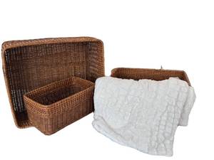 lot 152D image: Nesting Baskets Set - 3 Baskets & 50x70 Faux Fur Throw
