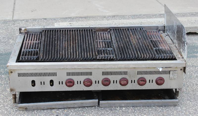 Wolf  46-78 Inch Countertop Charbroiler LP Gas 136000 BTU with 8 Burners