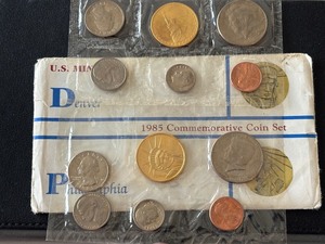 lot 93 image: 1985 P & D Commemorative Set