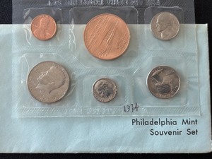 lot 95 image: 1974 Souvenir Set