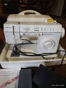 1992 Singer Sewing Machine with Case