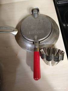 Krumkakke Iron & SandBakkel Tins