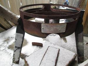 lot 16 image: Metal turkey fryer frame base with ...