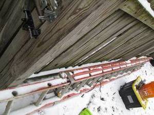 lot 44 image: Louisville fiberglass 24ft extentio...