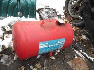 lot 50 image: PowerLift 10-gallon portable air ta...