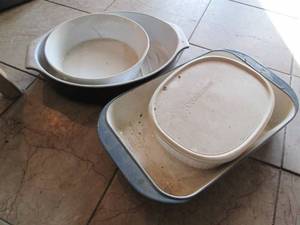 lot 90 image: Pyrex and other baking pans...