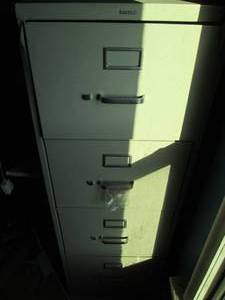 lot 215 image: 4 Drawer locking file cabinet, lega...