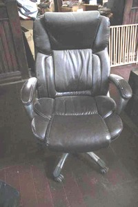 lot 111 image: Executive leather-like rolling offi...