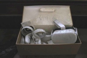 lot 117 image: O VR headset with charger and con...