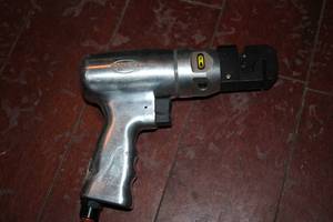 lot 118 image: Onyx pistol grip pneumatic punchfl...